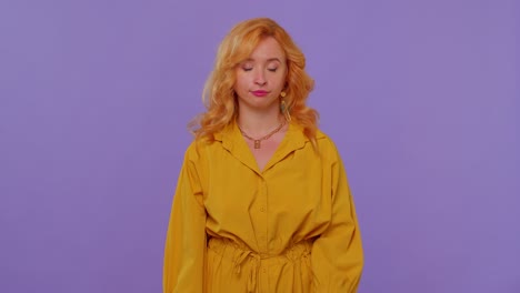 ragazza dai capelli rossi elegante con un vestito giallo che mostra il pollice in alto e annuisce in segno di approvazione, buon lavoro di successo