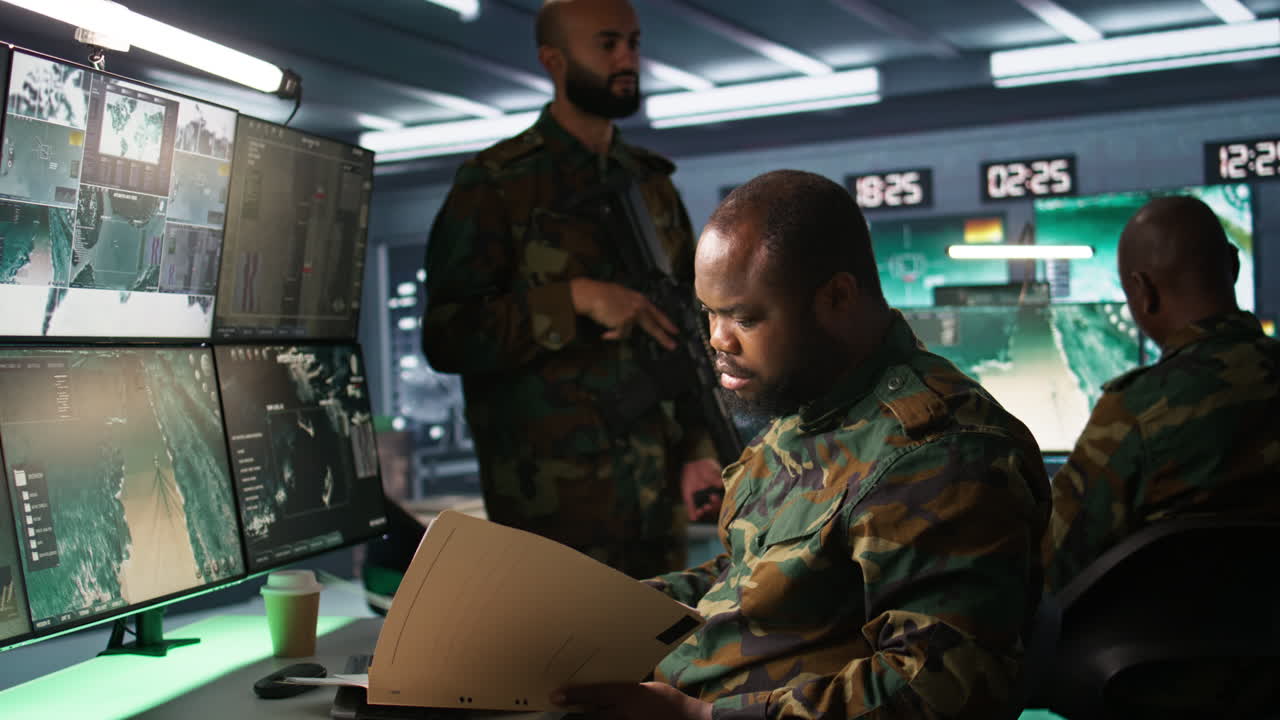 especialista en inteligencia leyendo el expediente de la misión