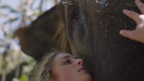 Cerrar-Mujer-Tocando-Elefante-Acariciando-Compañero-Animal-Disfrutando-De-Amistad-Sintiendo-Conexión-Con-La-Naturaleza-En-El-Zoológico-4k