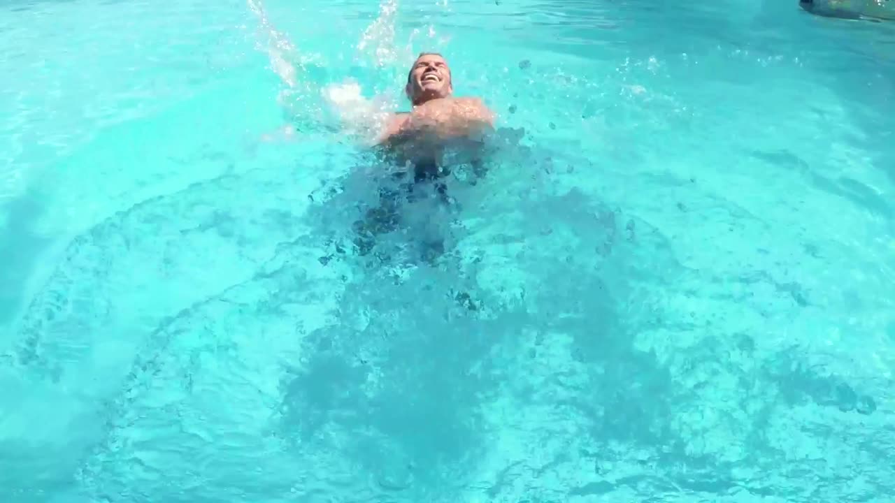 Bell'uomo nuotare in piscina