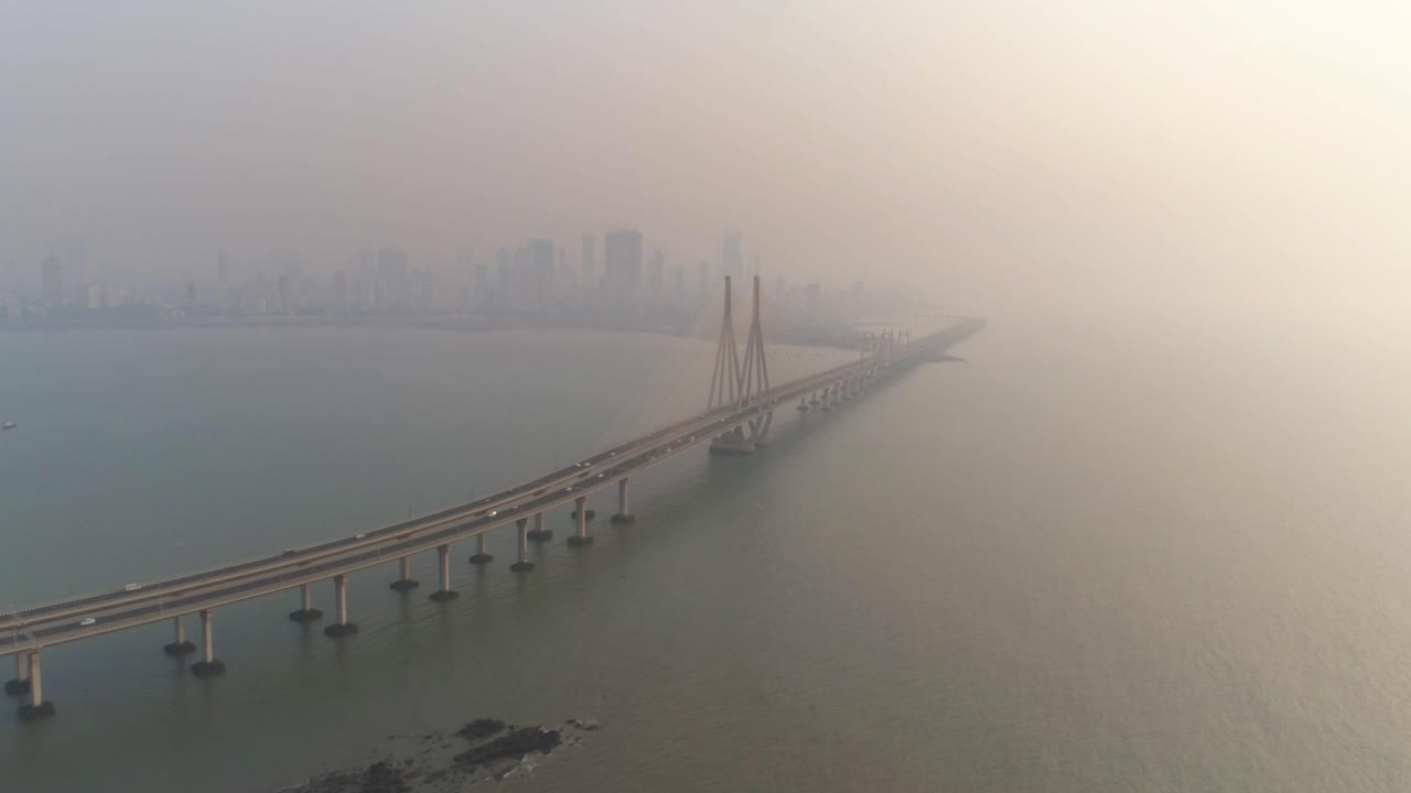 슬로우 모션으로 공중에서 본 bandra worli sea link에서 드론이 촬영되었습니다.