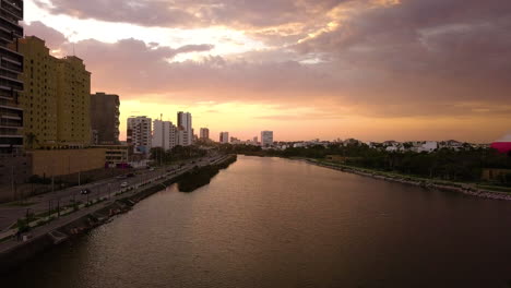 Canal-De-Agua-Paisaje-Urbano-Naranja,-Amarillo-Y-Rosa-Puesta-De-Sol,-México