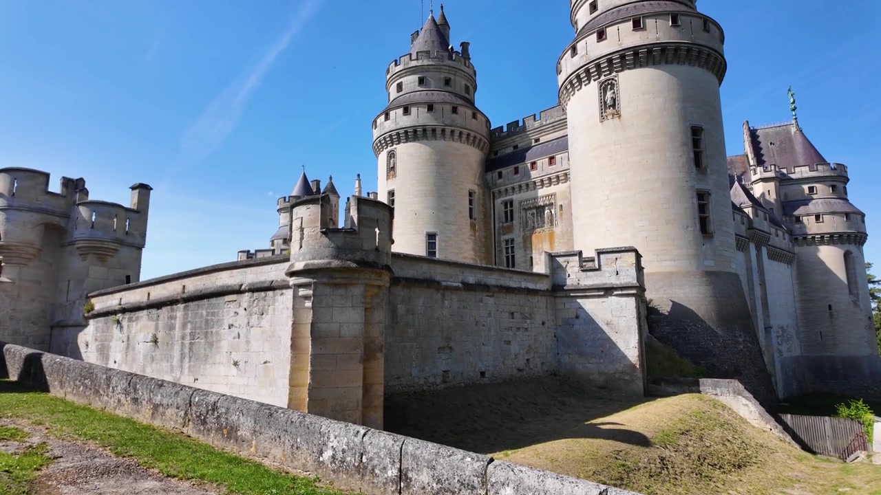 Video al rallentatore che mostra le mura fortificate, le torri e l'architettura medievale del Castello di Pierrefonds negli Hauts-de-France, Francia.