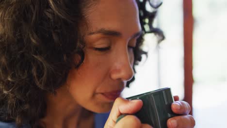 Cerca-De-Una-Mujer-De-Raza-Mixta-Tomando-Café-En-Casa