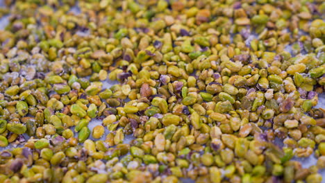 pistachos sin cáscara asados con sal en una bandeja