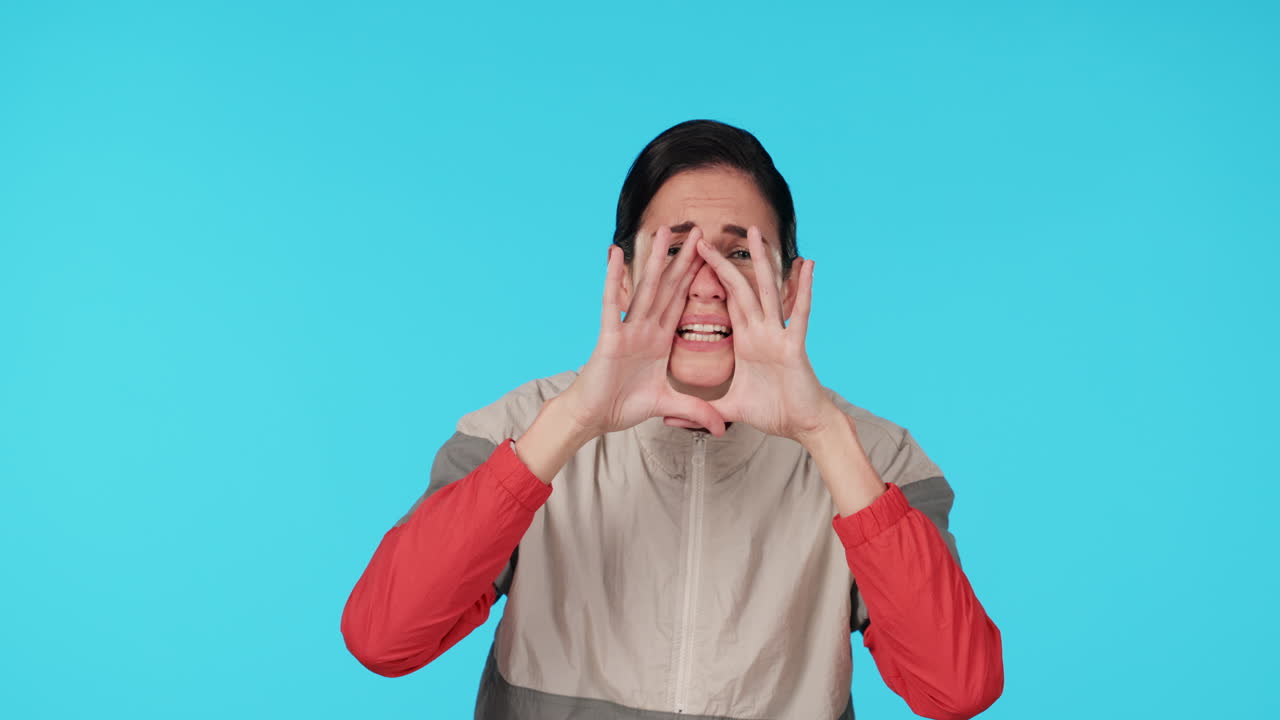 여자 와 함께 소리 지르고, 발표 하고, 경고 하고