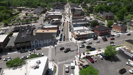 brighton, centro de michigan con tráfico y video de drones en movimiento