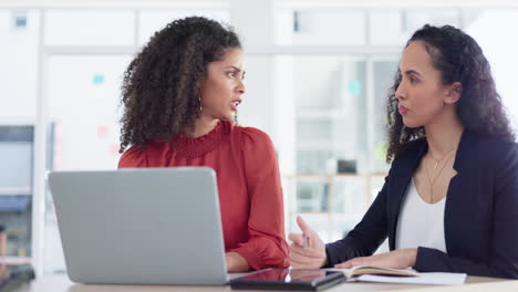 colaboración, computadoras portátiles y mujeres de negocios en la oficina
