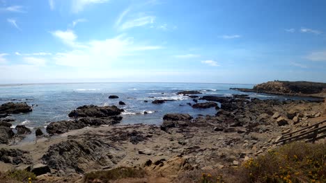 blick auf die küste des moonstone beach in san luis obispo, kalifornien