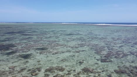 tour aéreo sobre las aguas cristalinas de la costa de coral en fiji