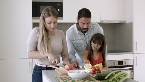 pareja de familia alegre con una hija pequeña