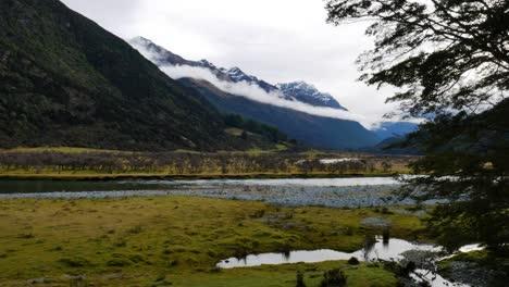 Anochecer-En-El-Valle-Del-Río-De-Montaña