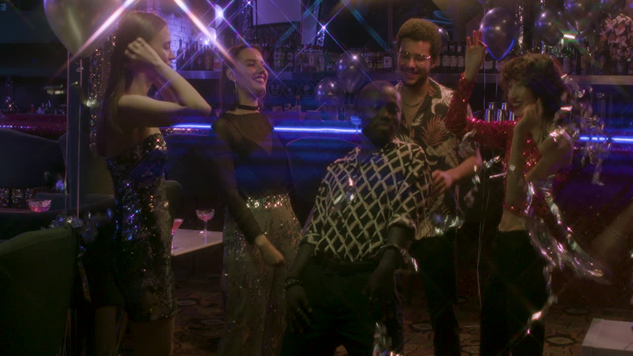 amigos divirtiéndose en una fiesta de año nuevo.