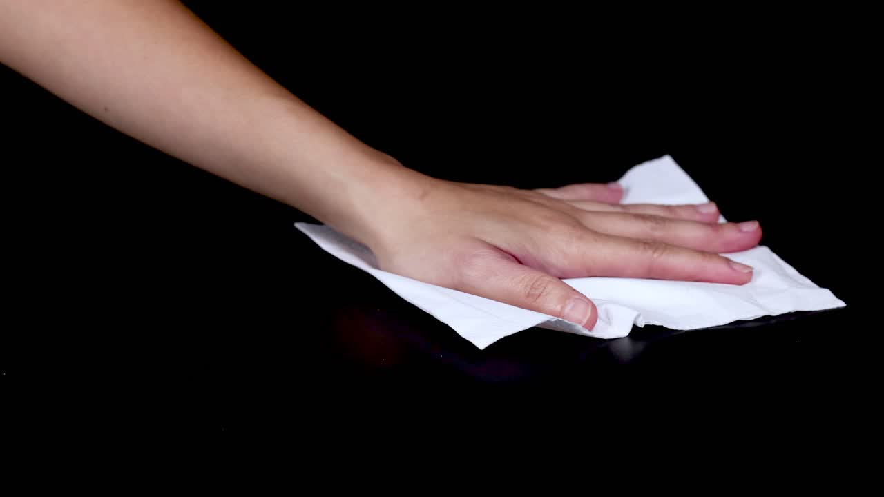 손 은 천 을 사용 하여 표면 을 청소 한다