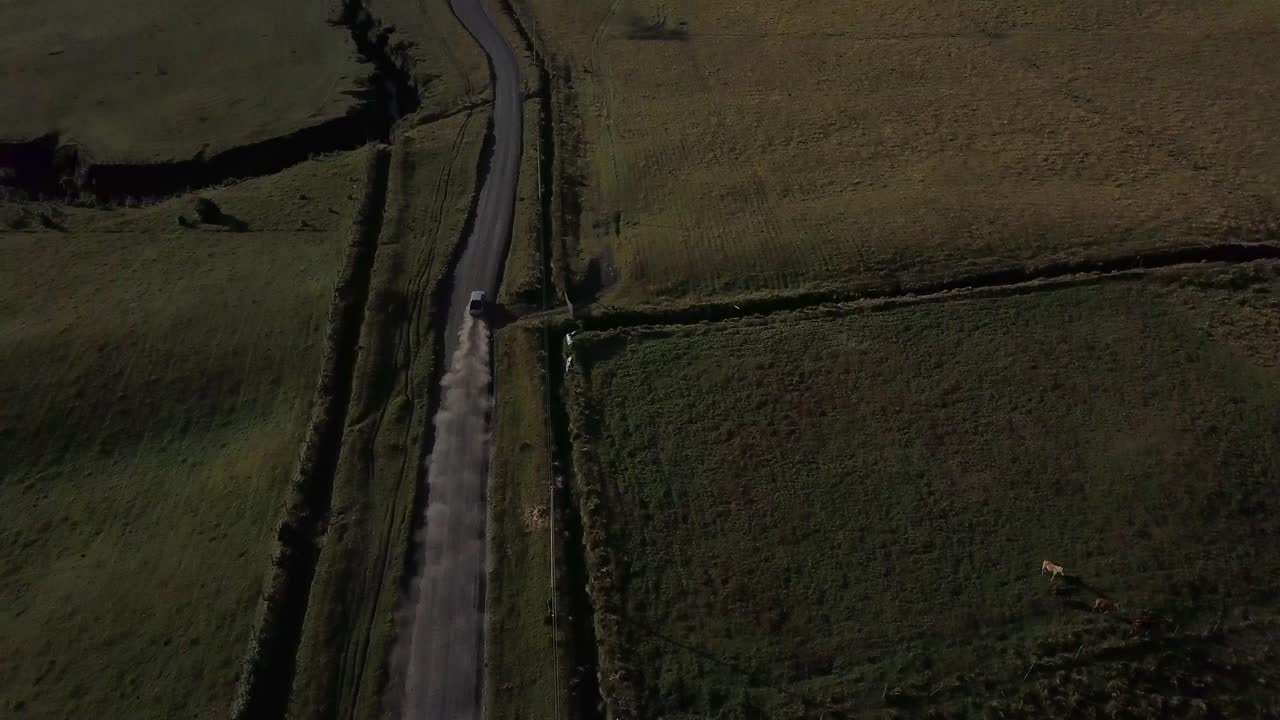 toma panorámica de un camión que deja rastros de polvo en un camino de tierra cerca del volcán cotopaxi en un día soleado, provincia de cotopaxi, ecuador