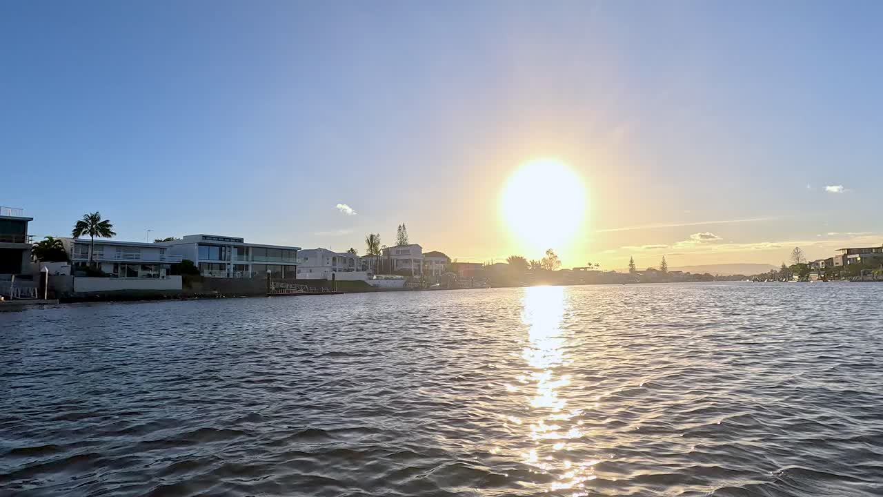 спокойная поездка на лодке во время потрясающего заката