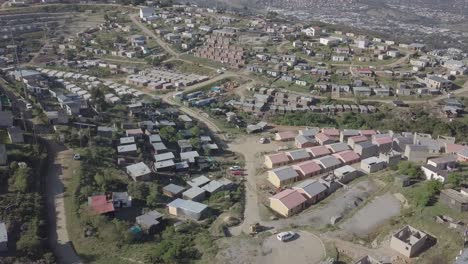 aérea: construcción de casas nuevas en el municipio de xolweni, encima de knysna, áfrica