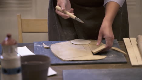 manos formando arcilla en una mesa de cerámica