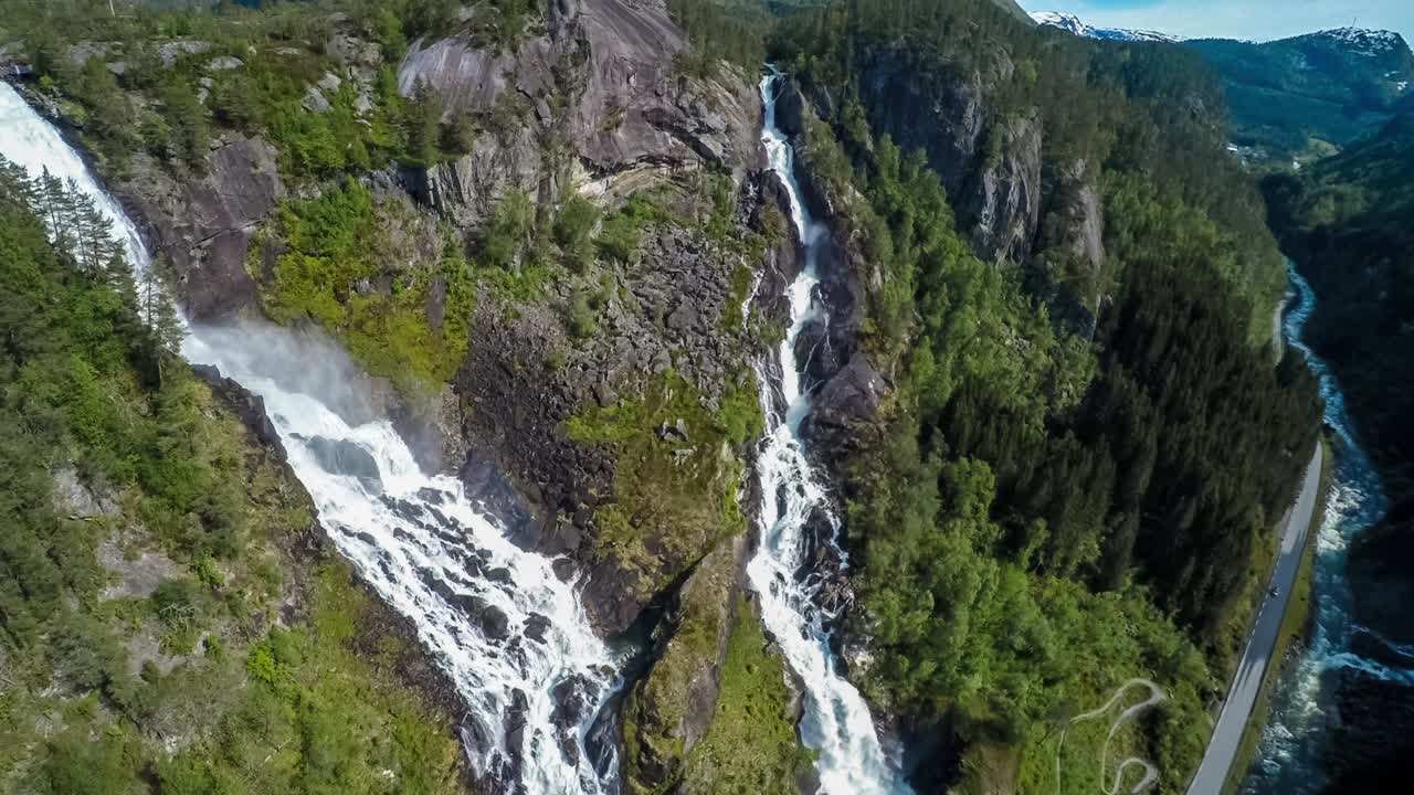 imágenes aéreas de la cascada de latefossen en noruega