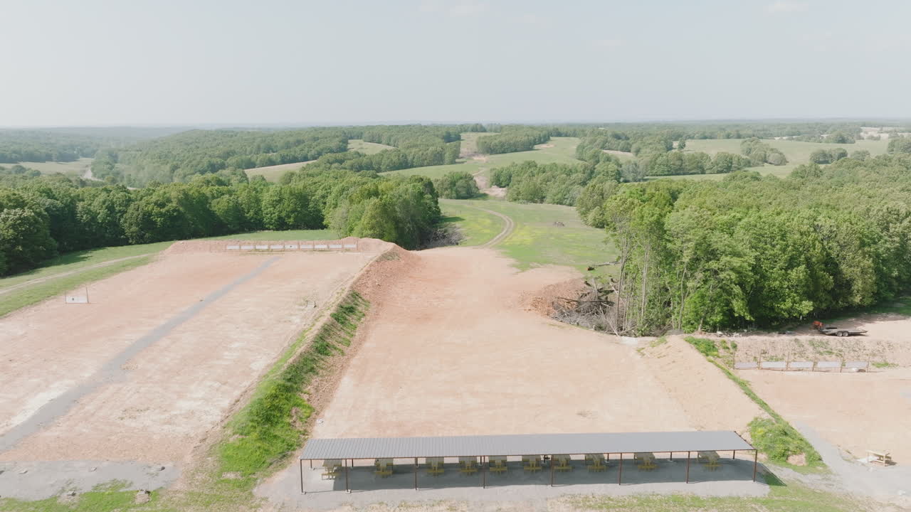 puestos de tiro y objetivos en el campo de tiro al aire libre en leach, oklahoma, ee.uu.