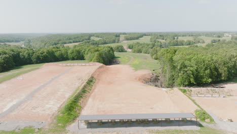 Puestos-De-Tiro-Y-Objetivos-En-El-Campo-De-Tiro-Al-Aire-Libre-En-Leach,-Oklahoma,-EE.UU.