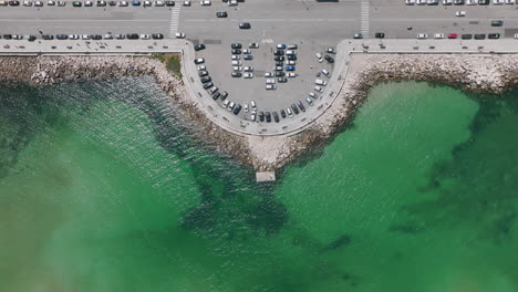 Statische-Top-Down-Luftaufnahme-Eines-Angel--Und-Aussichtspunkts-An-Der-Adria-In-Der-Stadt-Bari,-Italien,-Mit-Vorbeifahrenden-Autos