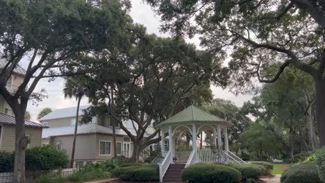 Romantischer-Pavillon-Mit-Lebenden-Eichen-Auf-Kiawah-Island-Sc