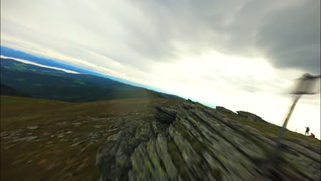 un impresionante vuelo rápido de un dron capturando la belleza del grosser speikkogel en una mañana crujiente y su repisa rocosa