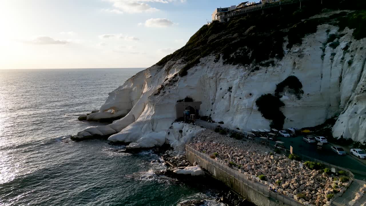 이스라엘 과 레바논 의 국경 을 분리 하는 가장 북쪽 지점 인 로시 하니크라 의 아름다운 4k 드론 파노라마 비디오