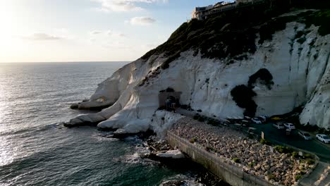 hermoso video panorámico en 4k de rosh hanikra, el punto más septentrional que separa la frontera entre israel y líbano