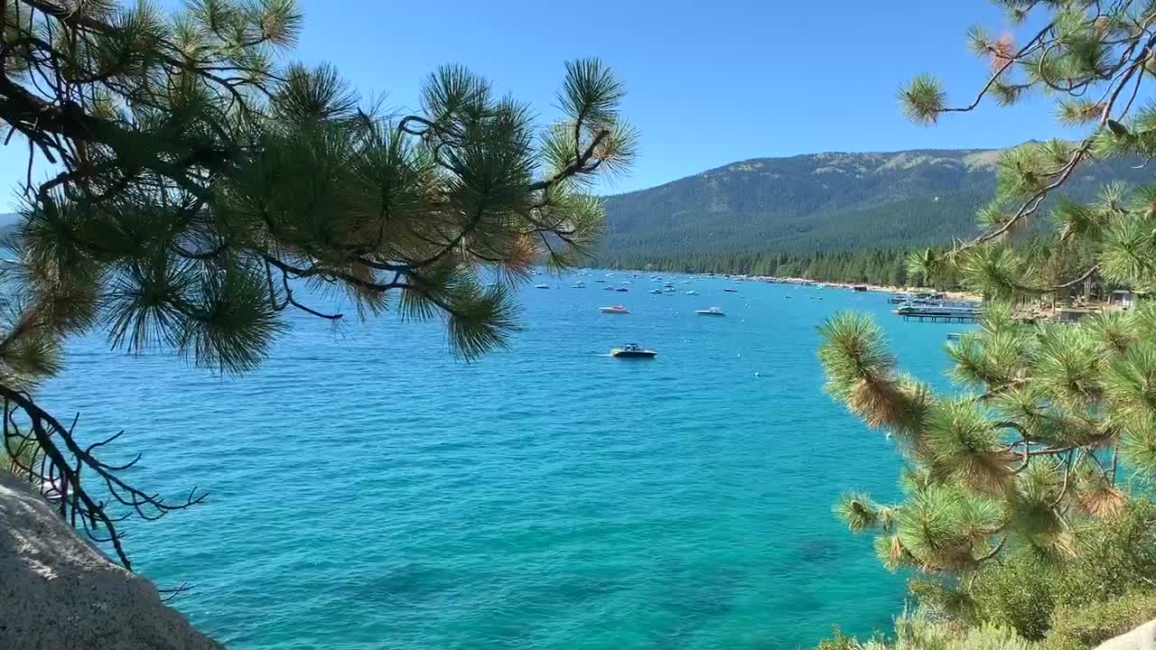 una playa pintoresca en el lado de la costa este del lago tahoe llamada "playa escondida"
