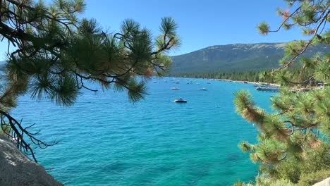 una playa pintoresca en el lado de la costa este del lago tahoe llamada &quot;playa escondida&quot;