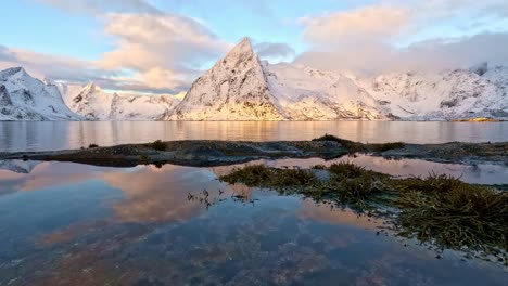 Olenils-Island-Und-Olstinden-Auf-Den-Lofoten-Im-Winter,-Langsamer-Vorstoß-In-Meeresnähe