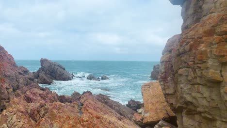 olas chocando contra las rocas en el punto de vista en fransmanshoek en sudáfrica.