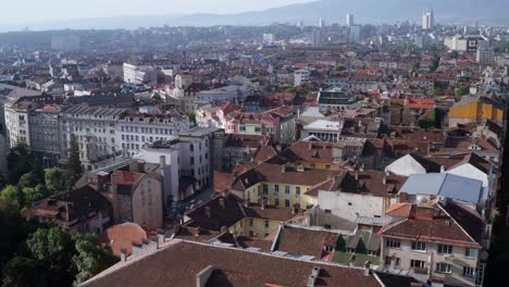 Establecedor-Del-Casco-Antiguo-De-Sofía,-Bulgaria,-Vista-Aérea-Sobre-El-Horizonte