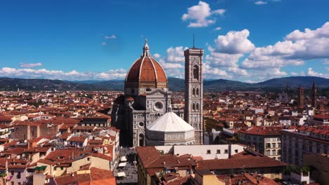 Drone-Elevándose-Alto-Con-Vistas-A-La-Catedral-De-Santa-Maria-Del-Fiore-Y-La-Ciudad-En-Un-Día-Soleado-En-Florencia-En-Italia-En-4k