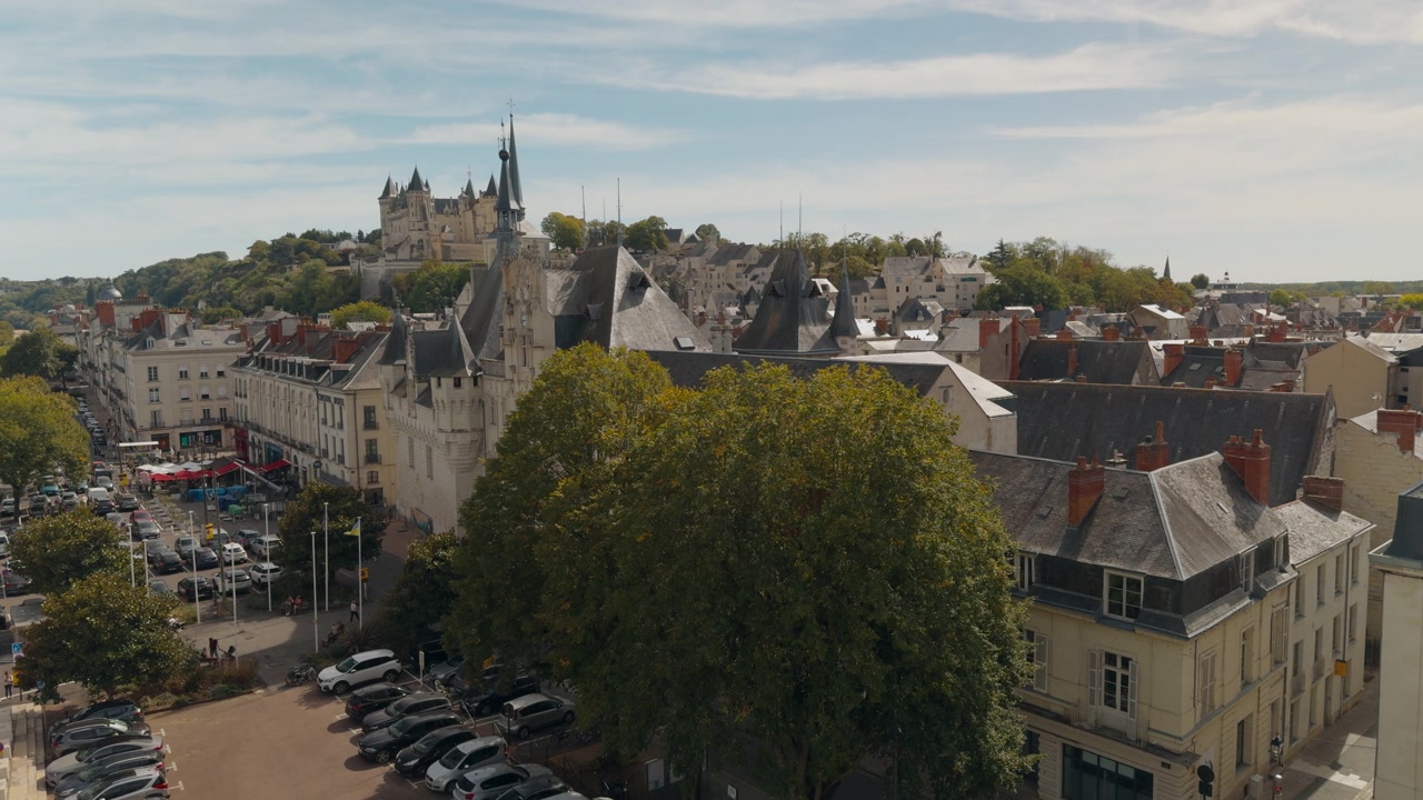 Ripresa aerea al rallentatore del centro città e del castello di Saumur