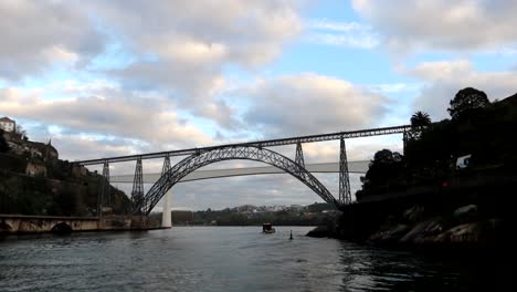 Paseo-En-Barco-Rabelo-Rumbo-A-Ponte-Dona-Maria-Pia-Y-Ponte-De-São-João,-Oporto