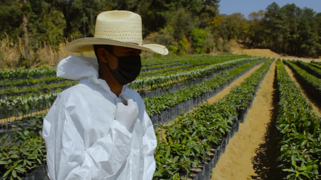 보안복을 준비하는 농부의 영상