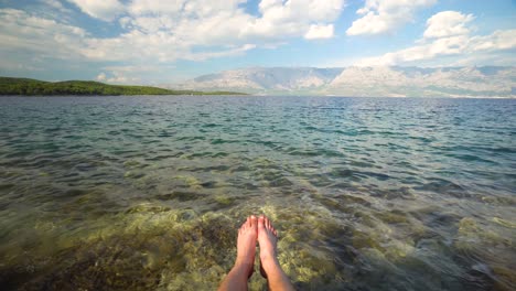 Relajarse-A-Orillas-Del-Mar-En-La-Playa-De-La-Isla-De-Brac-Croacia