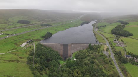 Luftaufnahme-Des-Standholzreservoirs,-Der-über-Dem-Betonseedamm-Und-Der-Autobahn-M62-Kreist