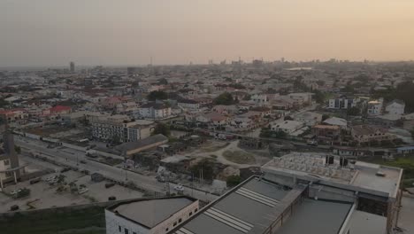 Un-Dron-Se-Desplaza-Hacia-La-Derecha-Para-Revelar-La-Puesta-De-Sol-Sobre-Lagos,-Nigeria