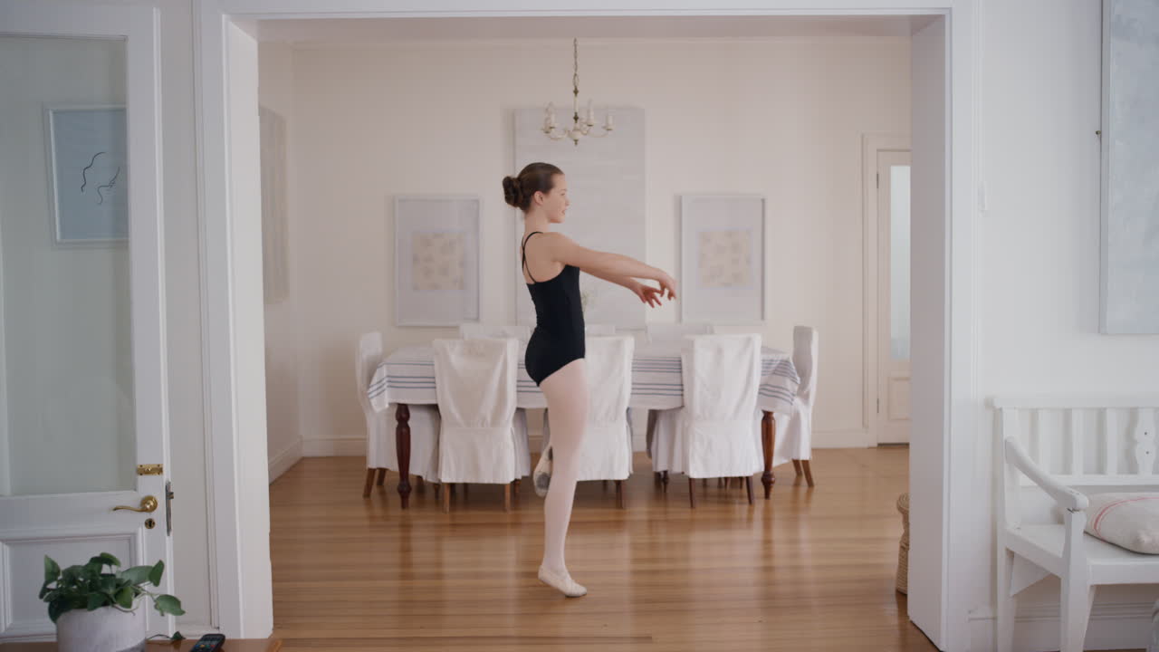 십대 발레리나 소녀가 춤을 추고, 발레 춤 동작을 연습하고, 집에서 리허설합니다.