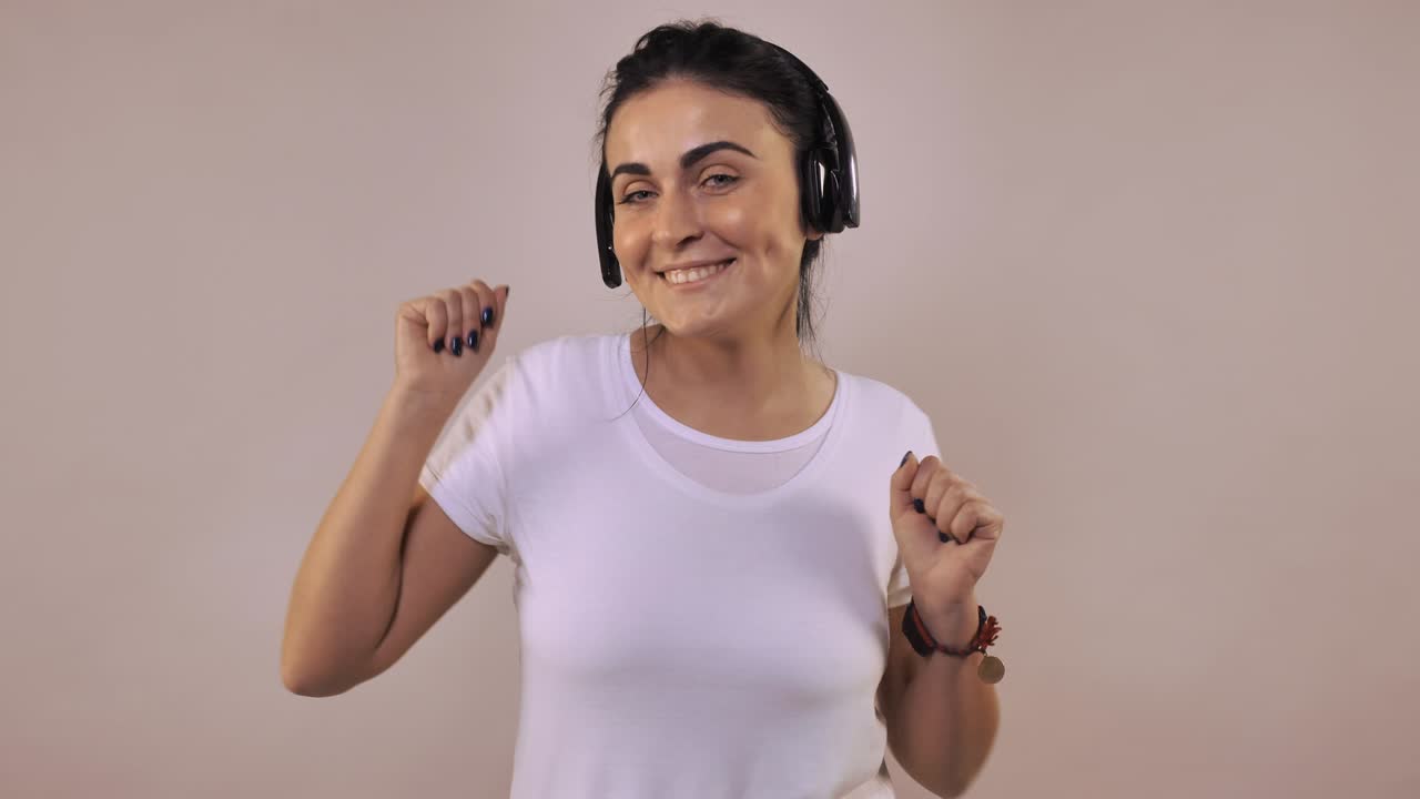 las hembras disfrutan de la canción y la danza.