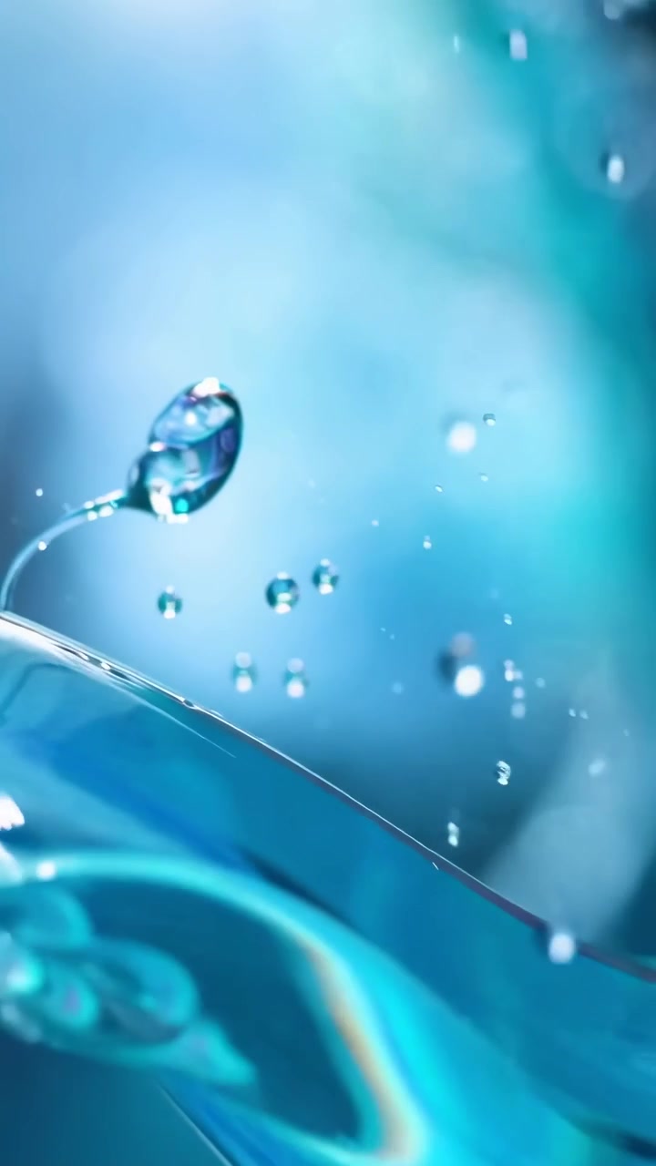 Onda liquida blu astratta con goccioline d'acqua