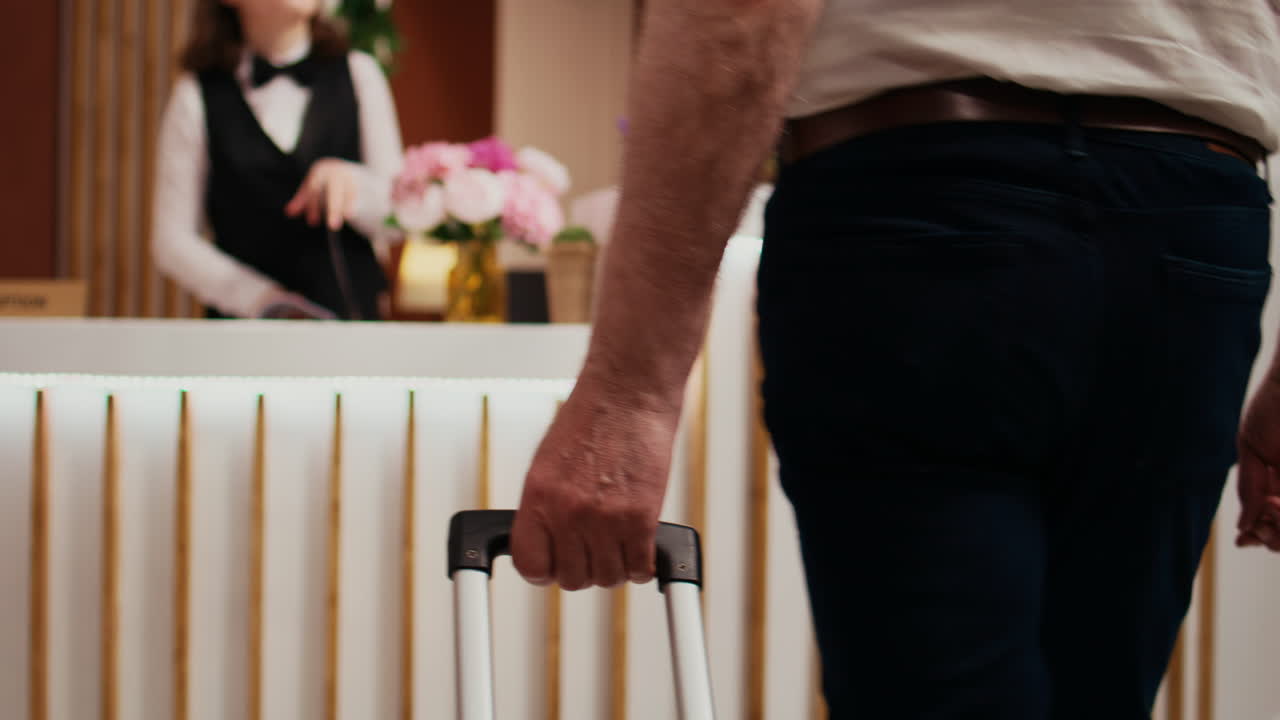 пенсионер приближается к приемной.