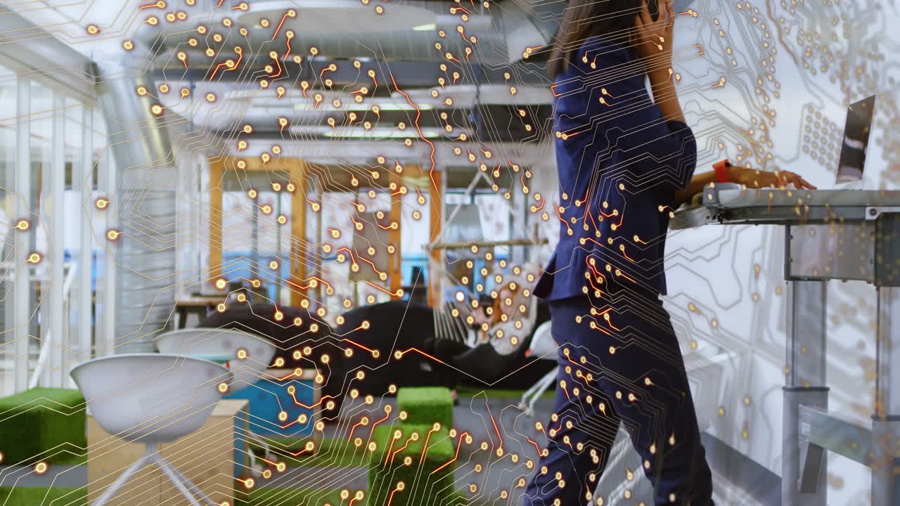 animación de la placa base brillante sobre la mujer en el teléfono caminando en la cinta de correr en el escritorio de pie en la oficina