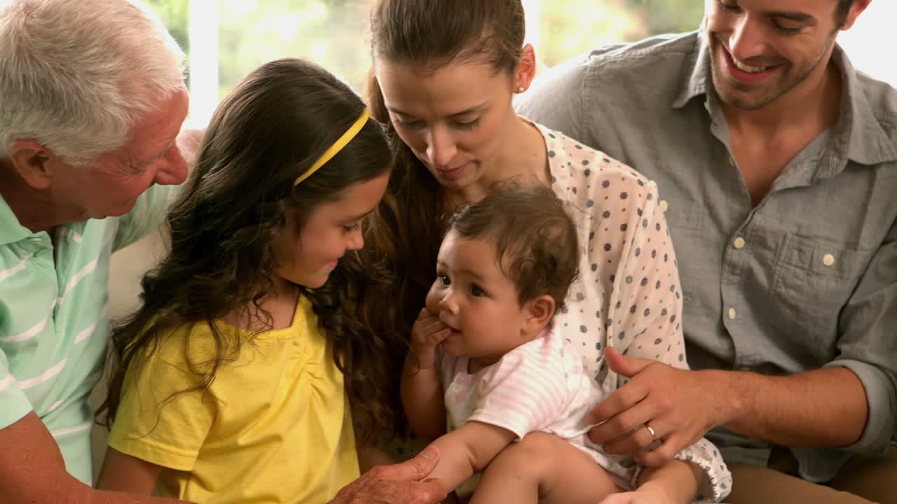 familia extendida sentada en el sofá