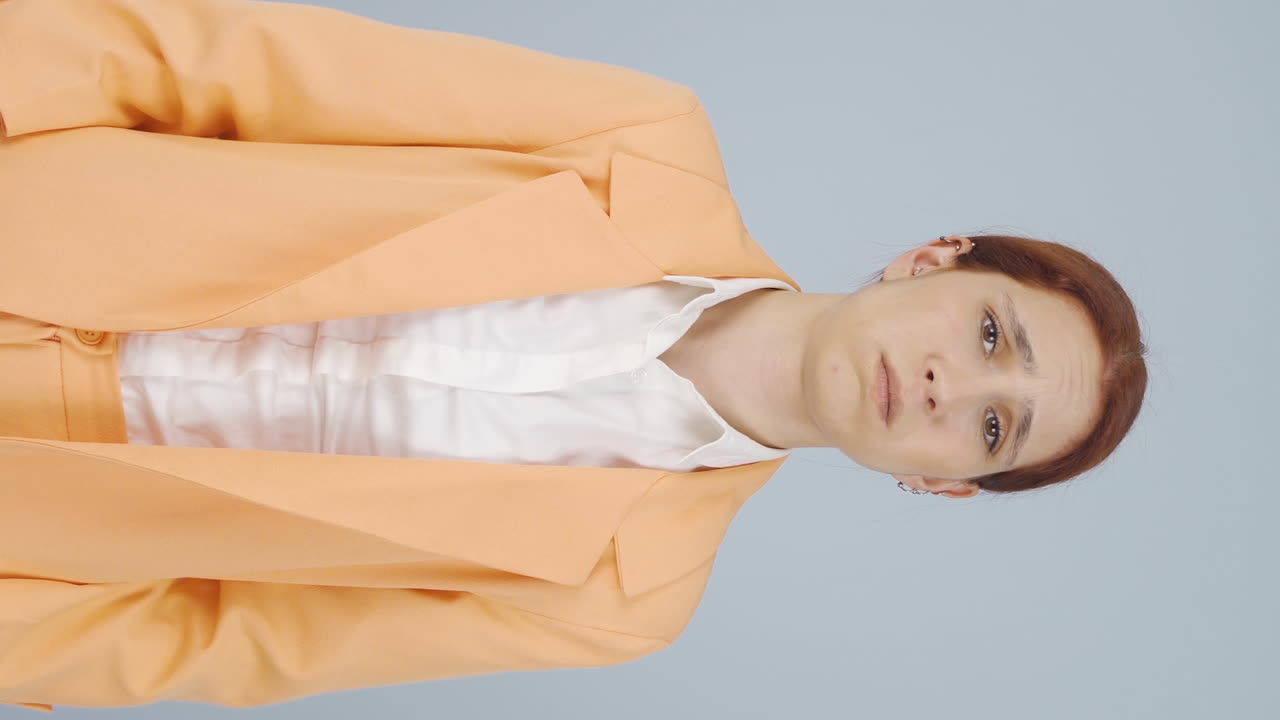 사업가 여성의 수직 비디오가 서류를 검토하고 화를 내고 있습니다.