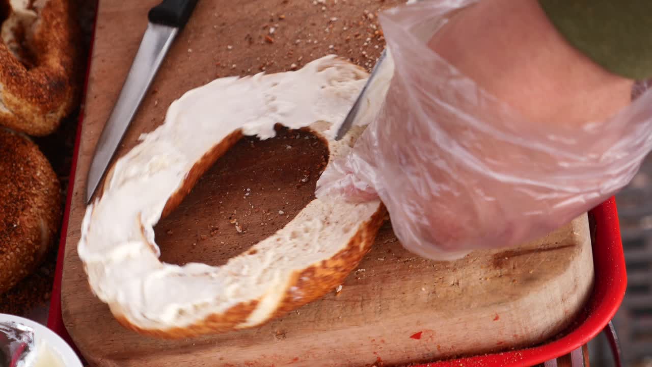 크림 치즈 를 은 터키 베이글 을 준비 하는 남자